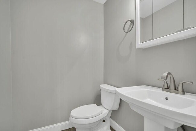 Building Photo - Charming 3BR/3BA Home with Lawn Care Included - Prime Simpsonville Location!