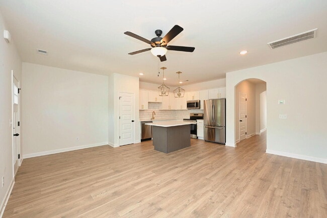 Building Photo - Like-New Modern Townhome Near Dining, Shopping, Trails & Old Hickory Lake