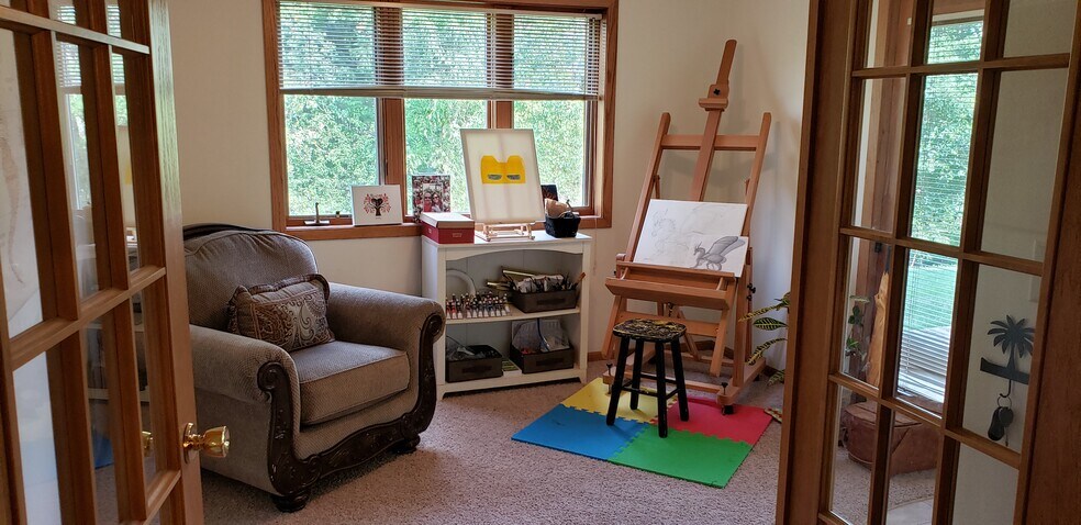 Computer room, dene, or office - 260 Cayman St