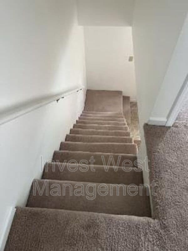 Building Photo - 710 NE 15th Ave