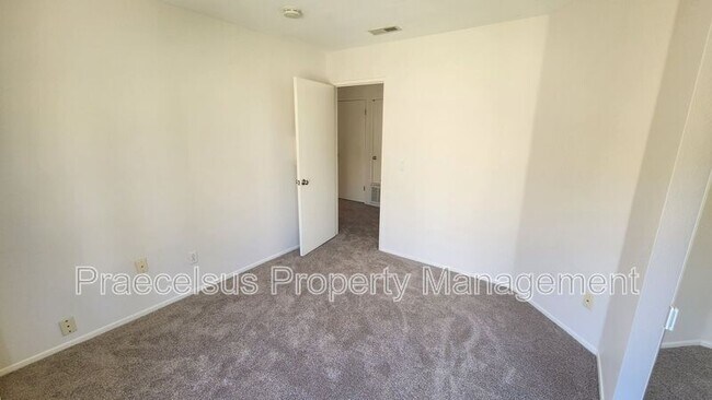 Building Photo - 2023 Lakeridge Cir