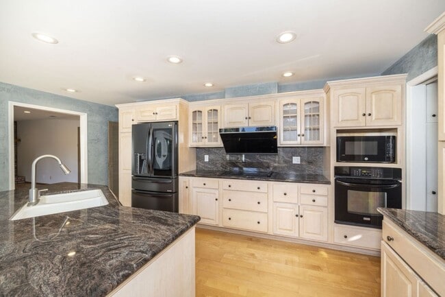 Building Photo - Spacious 3 Bed, 2.5 Bath Home in Quiet Nei...