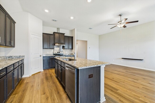 Building Photo - Stunning 4 bedrooms 2 baths single-story h...