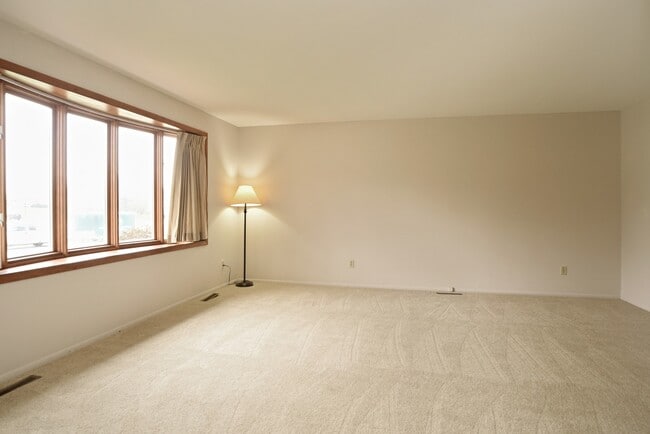 Building Photo - 5006 W Oakwood Dr