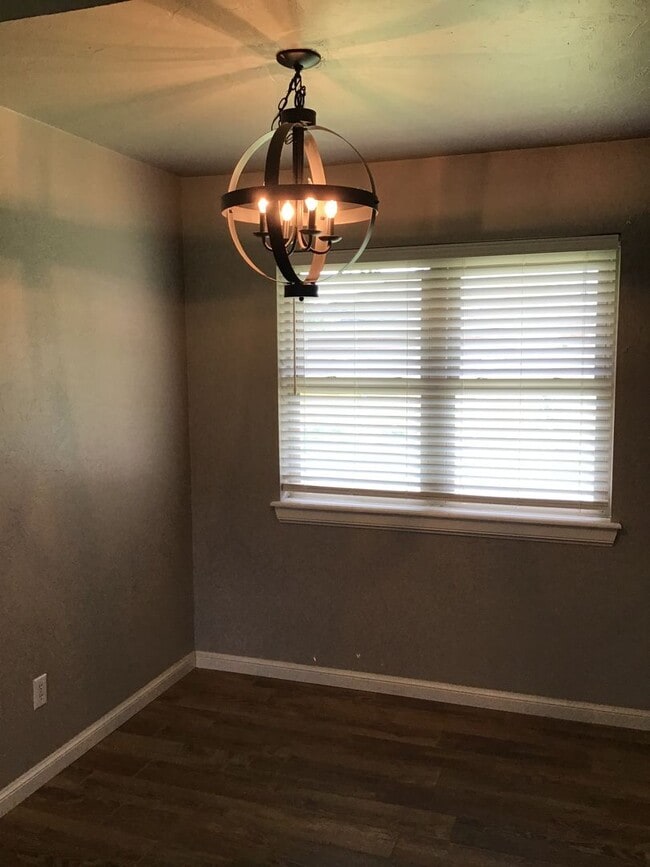 Building Photo - 3 bedroom, 1 1/2 baths and a 1 car garage ...