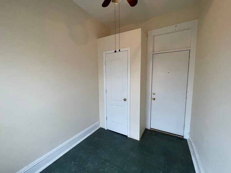 bedroom with private entrance - 98 Bristol St