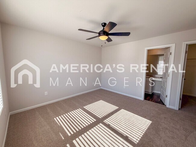 Building Photo - Bright and Spacious Lincoln Townhome for R...