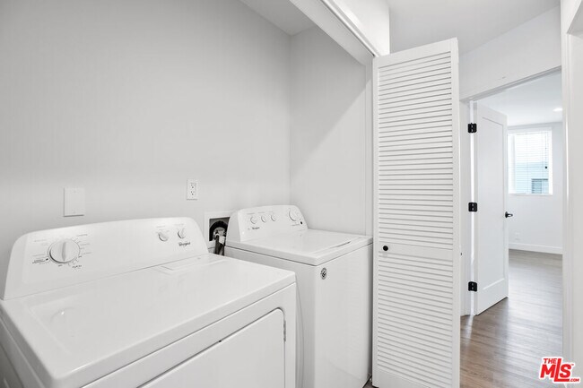 Building Photo - 1117 S Bronson Ave