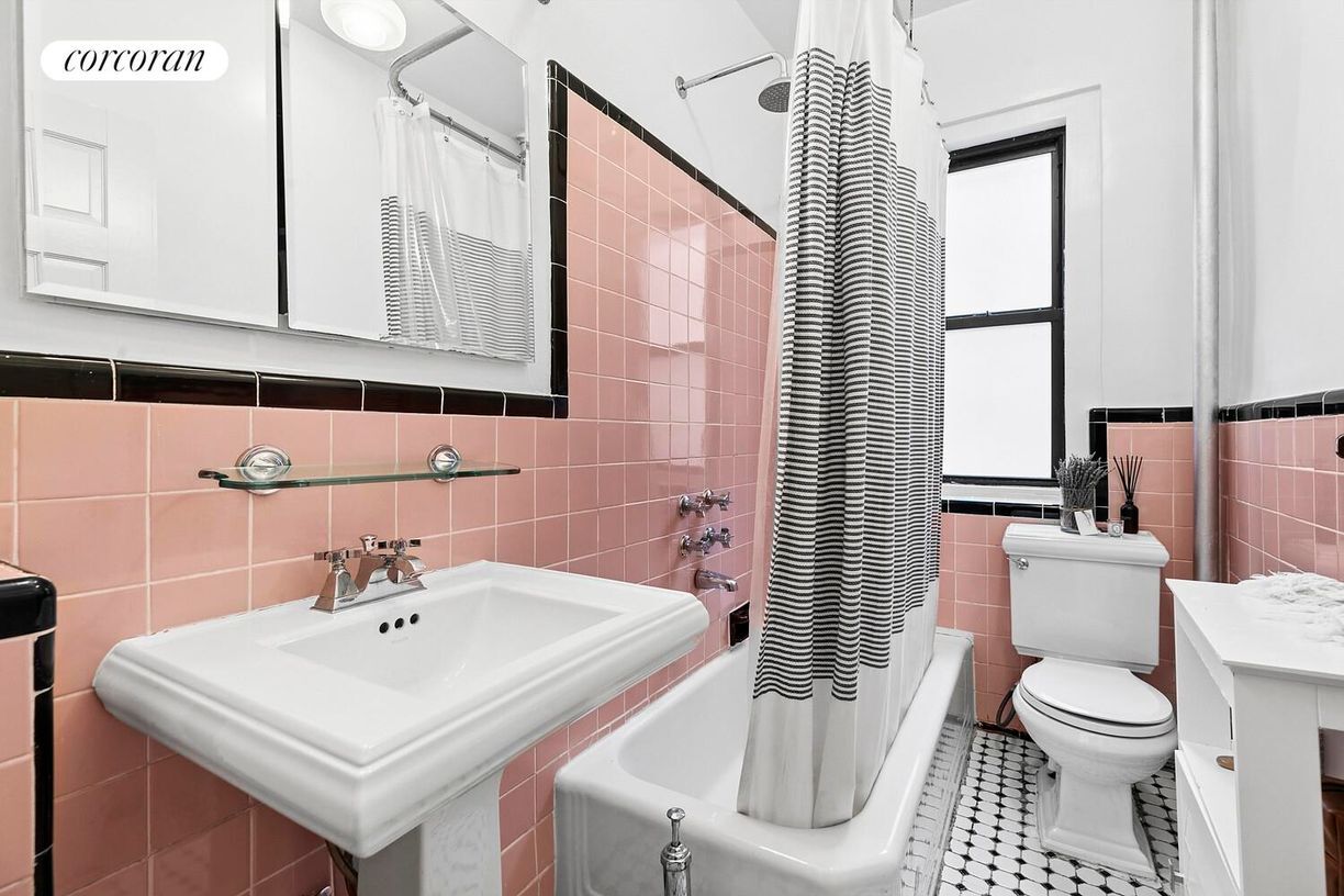 Building Photo - 875 W 181st St