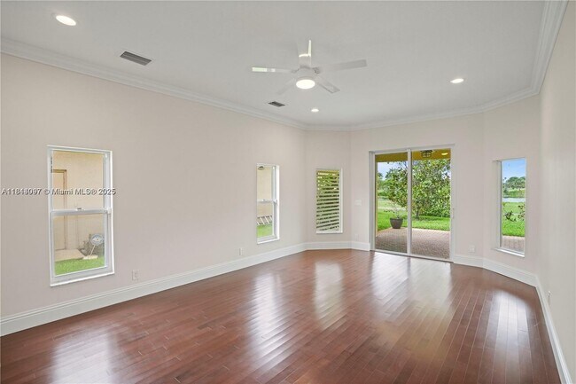 Building Photo - 720 Cypress Pointe Dr W