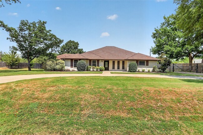 Building Photo - 1400 Emerald Cir