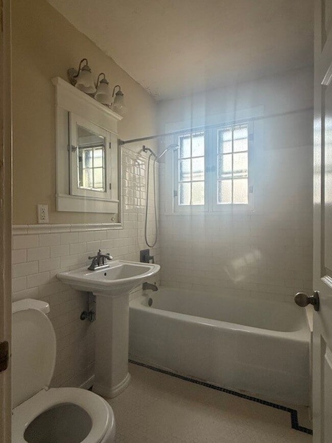 Building Photo - House For Lease