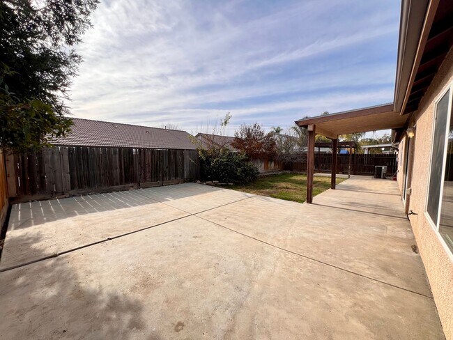 Building Photo - $2,295 Fowler & Ashlan, 4 bedroom - E Hamp...
