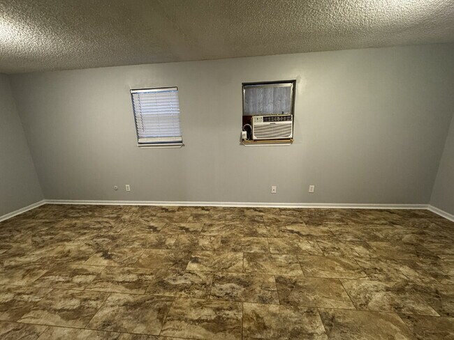 Building Photo - Home For Rent