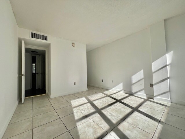 Building Photo - 2016 Bay Dr