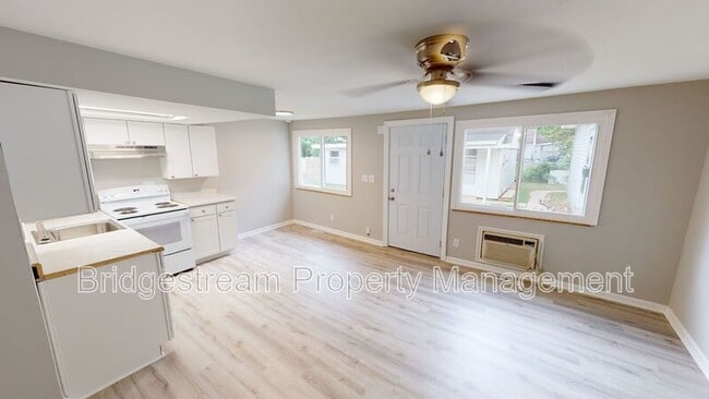 Primary Photo - 1836 Roslyn Ave