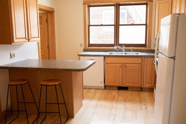 Building Photo - 3 Bedroom, 1 Bathroom Duplex