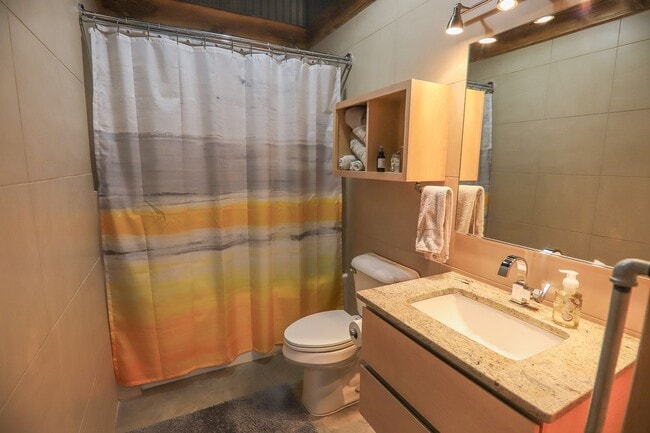 Building Photo - 2 bedroom, 2 Bath