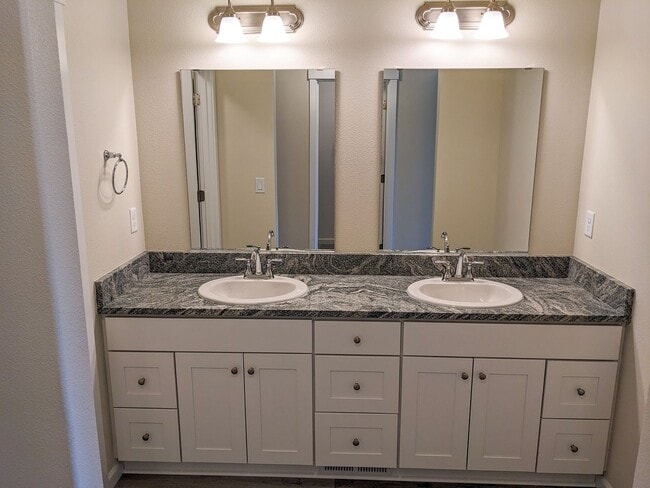 Building Photo - 1871 SE Mulberry Ave