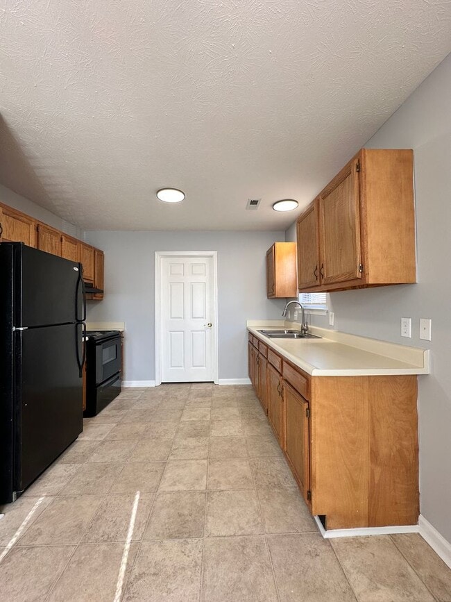 Building Photo - Three-Bedroom Ranch Close to Downtown