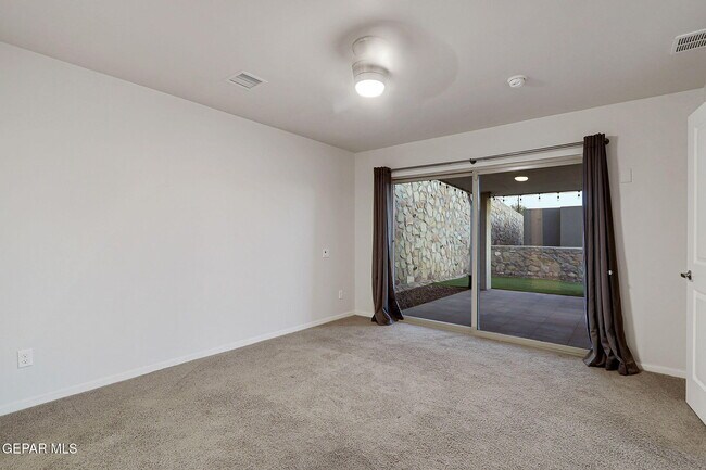 Building Photo - 4016 Camelot Heights Dr