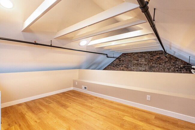 Building Photo - 235 Old South High St