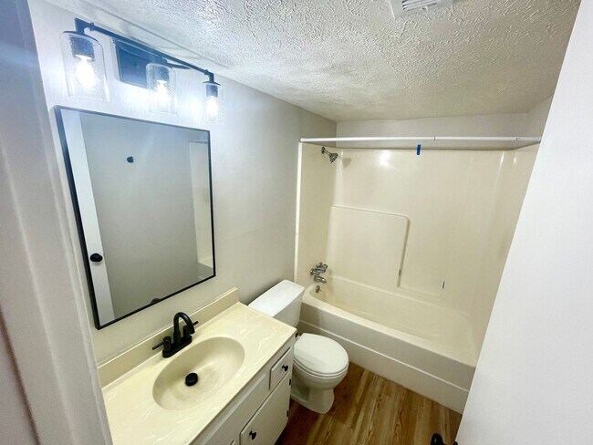 Building Photo - NEWLY RENOVATED! 2 Bed, 1 Bath Apartment f...