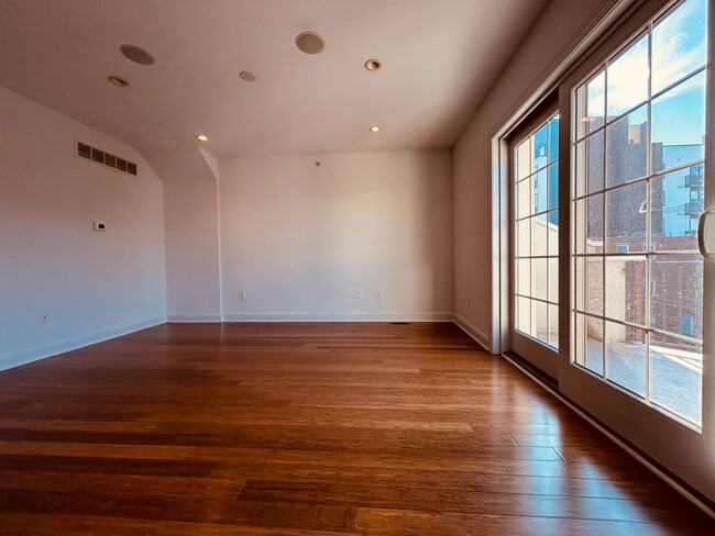 Building Photo - 1007 N 3rd St