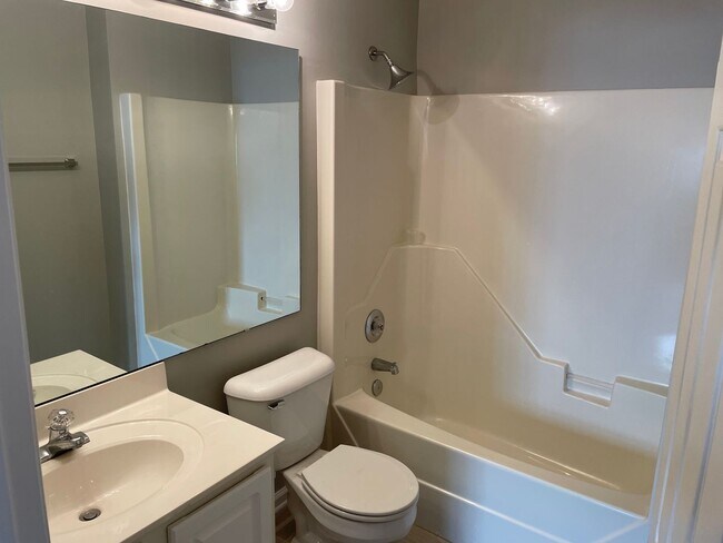 Building Photo - 3 bedroom/2 bathroom home with one-car gar...