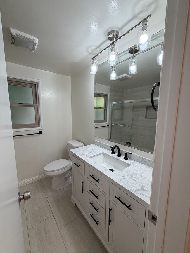 Building Photo - Newly Rehabbed Charming 3 Bed 2 Bath Home ...