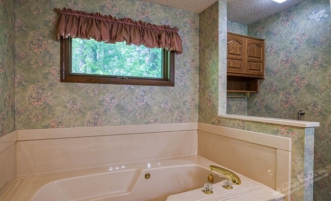 Building Photo - East Gate Area | Home | Unfurnished