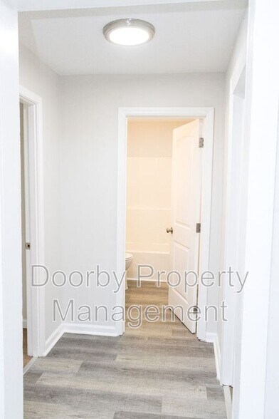 Building Photo - 902 W 38th St