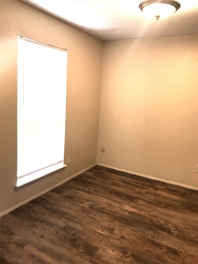 Building Photo - 614 Live Oak Dr
