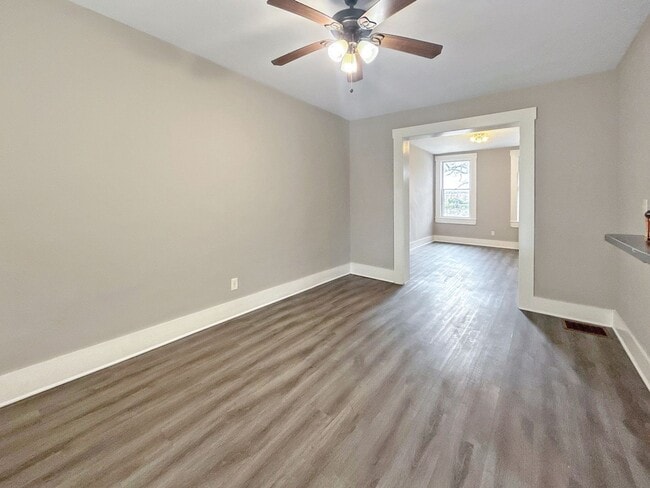 Building Photo - Modern Finishes, In-Unit Laundry & Bright Living Spaces