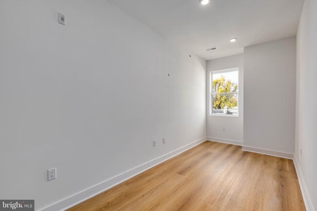 Building Photo - 1222 W Silver St