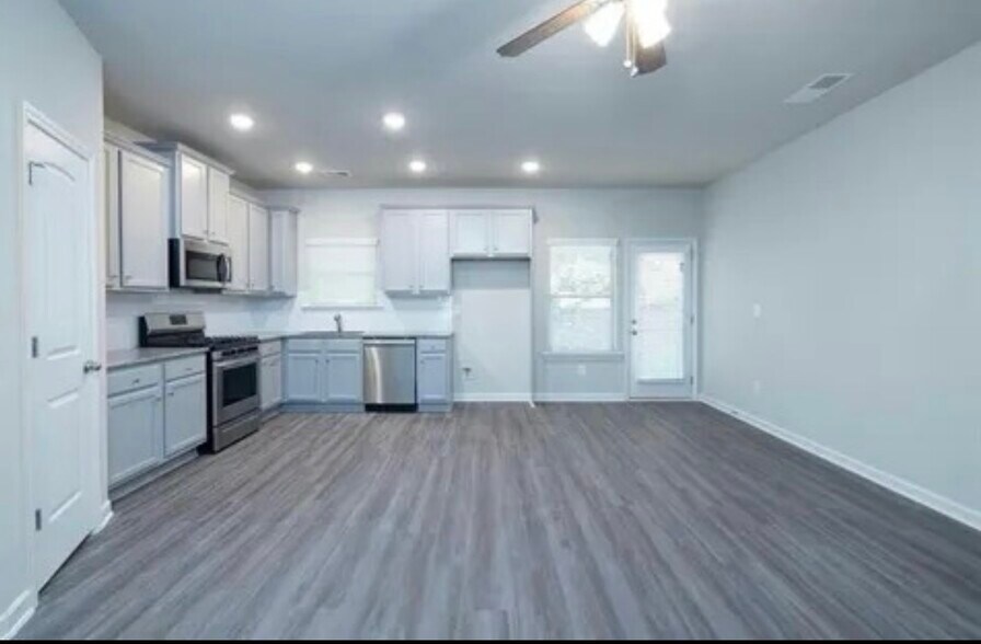Building Photo - 275 Turtle Creek Dr