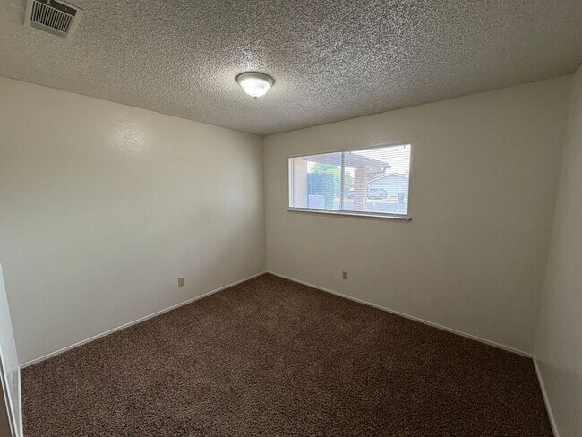 Building Photo - SW Visalia Home Available Now!
