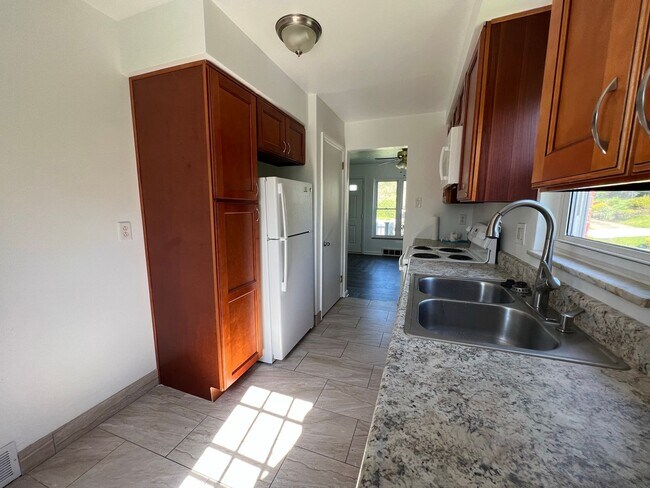 Building Photo - Modern 3 bedroom, 1.5 bathroom home in Bethel Park