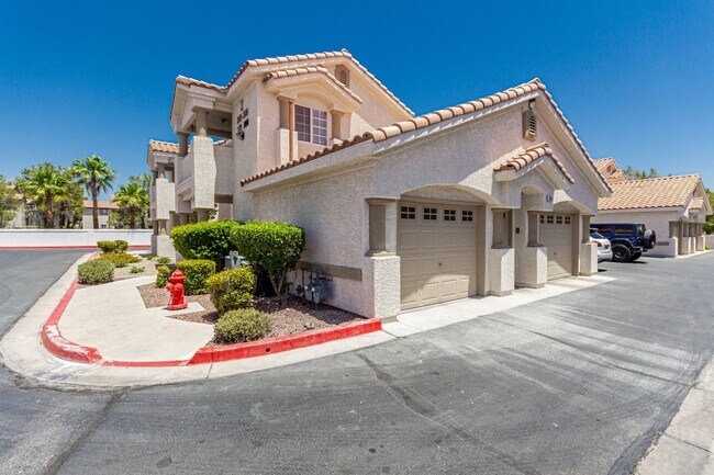 Building Photo - Upgraded 2 Bed 2 Bath with attached 1 Car ...