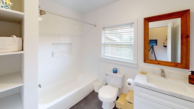Building Photo - Downtown San Anselmo Updated 4x3 + aupair ...