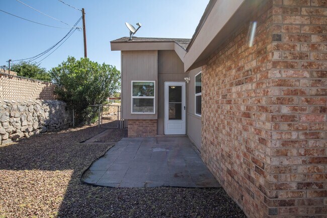 Building Photo - 623 Paula Pl