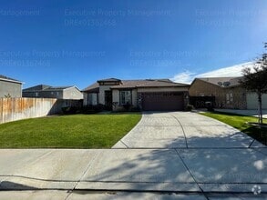 Building Photo - REDUCED MONTHLY RENTAL PRICE! 4 bedrooms/ ...