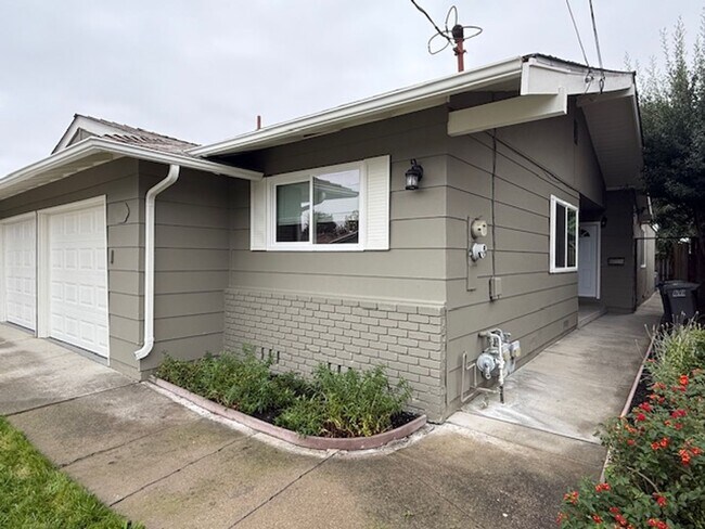 Building Photo - Beverly -Duplex