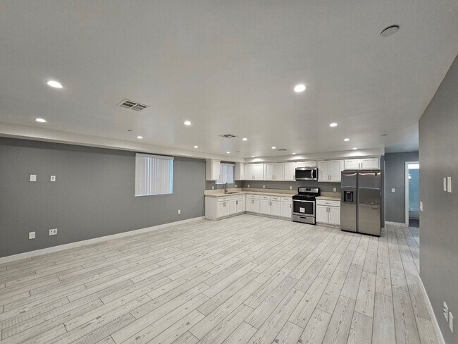 Building Photo - 32(839)