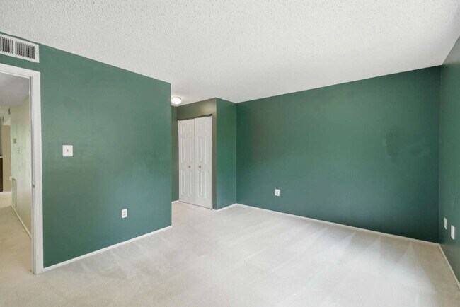Building Photo - Lakeside End-Unit Condo Near Metro Convenience