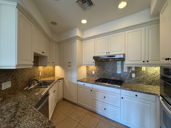Building Photo - Top floor Playa Vista Condo 2+2