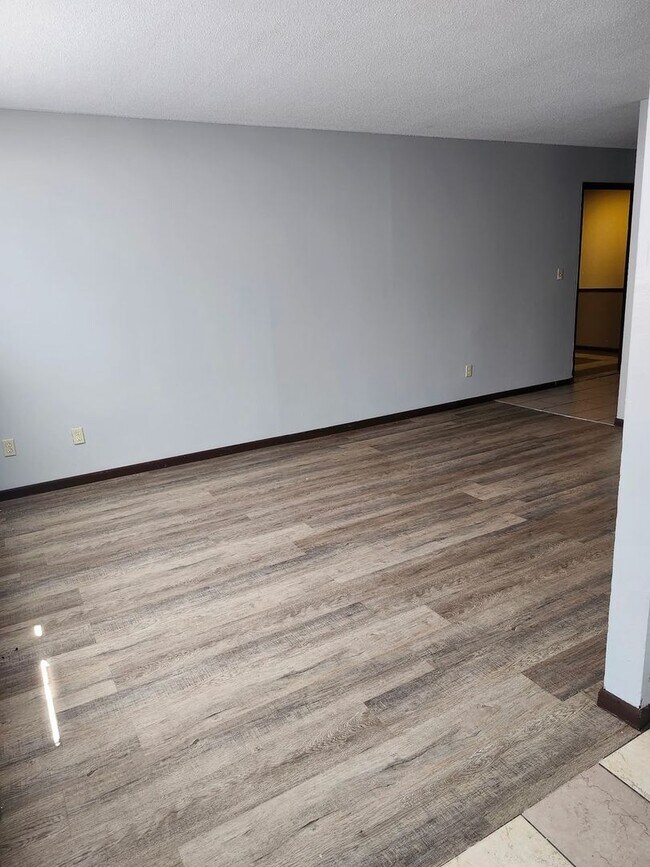 Building Photo - Village Green Apartment