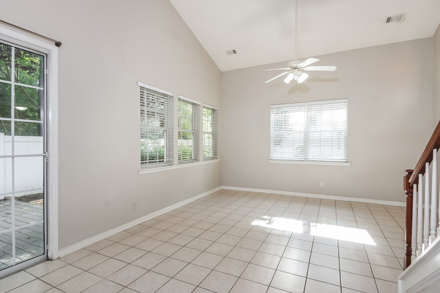 Building Photo - 1204 W Oaks Way