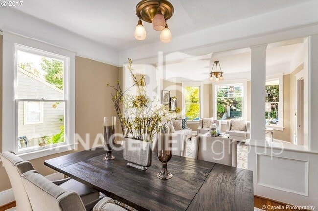 Building Photo - Johns Landing - Charming Home Near Downtown Portland. Large Gourmet Kitchen!