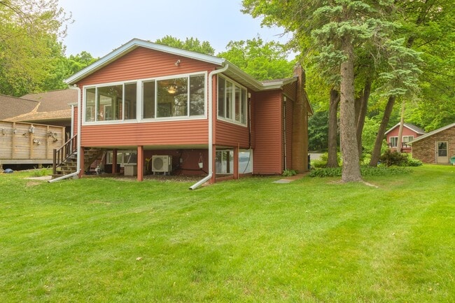 Building Photo - Rare green lake lake home for long term re...